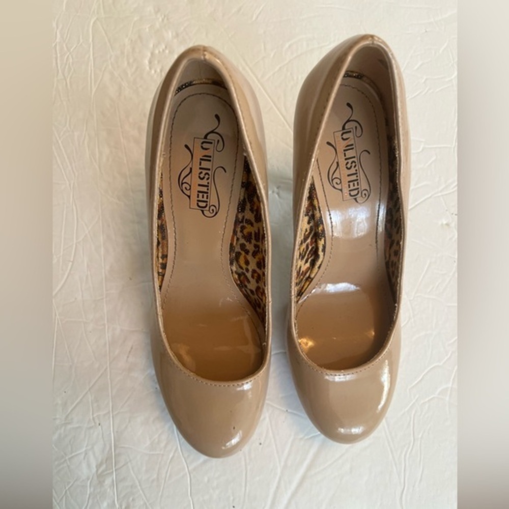 Unlisted by Kenneth Cole Glossy Tan Heels size 7M